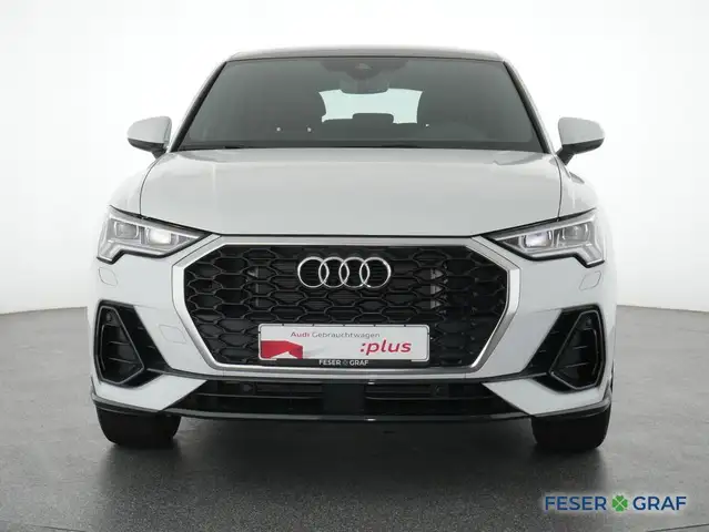 Audi Q3 view 12