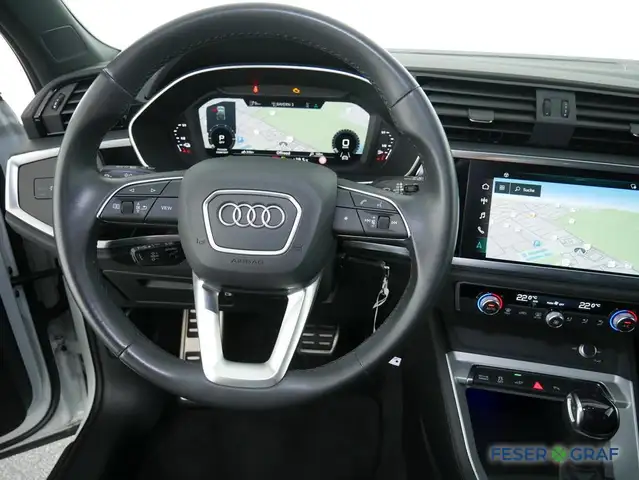 Audi Q3 view 11