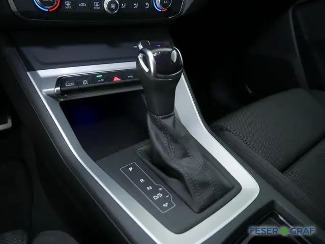 Audi Q3 view 9