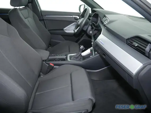 Audi Q3 view 6
