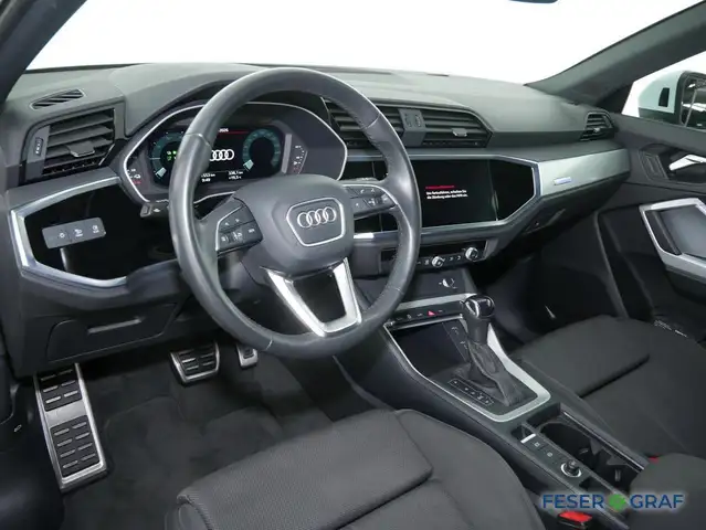 Audi Q3 view 8