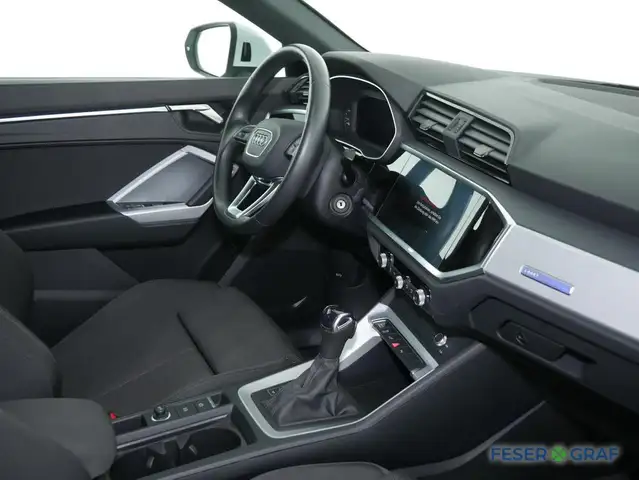 Audi Q3 view 5