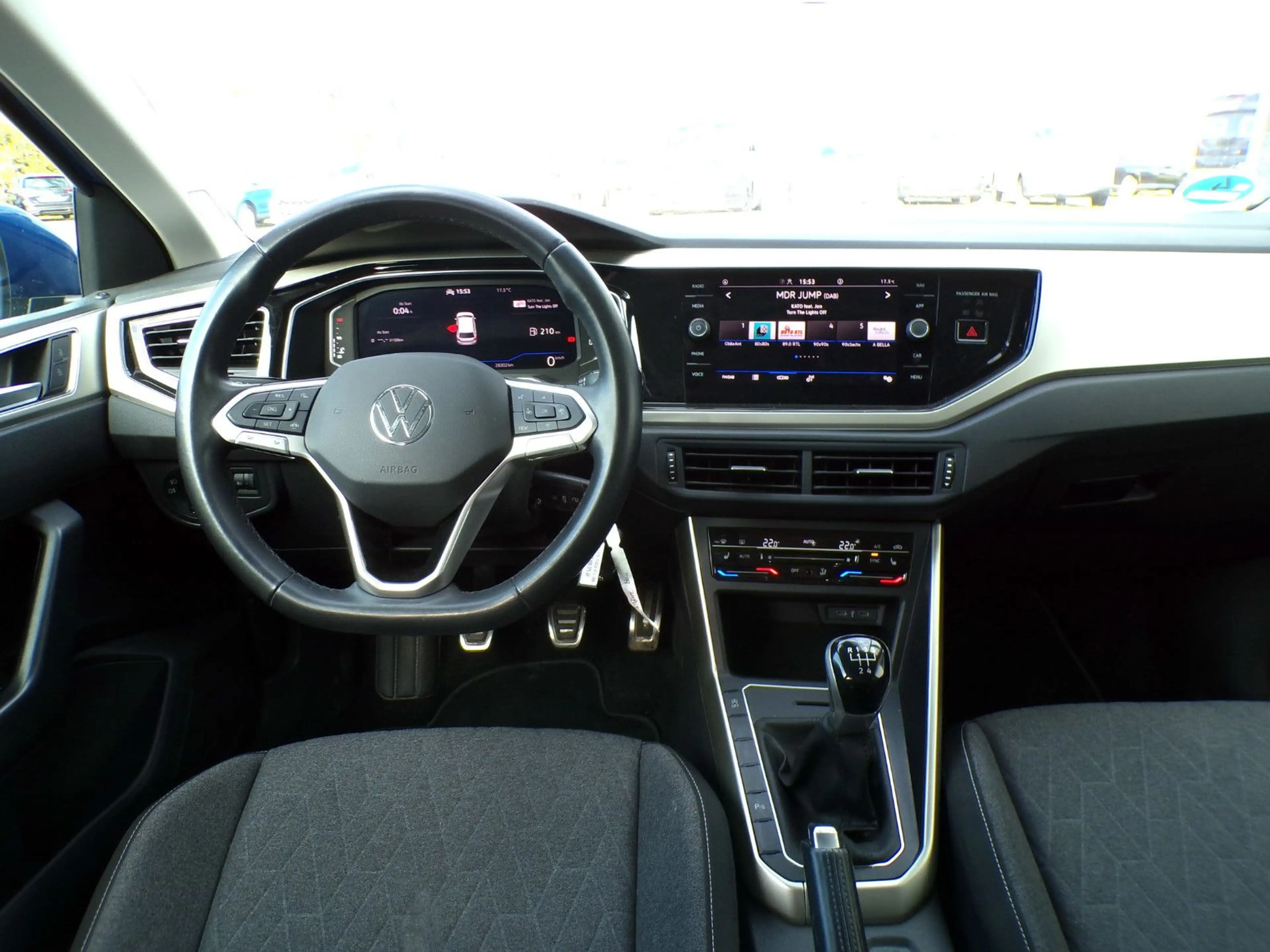 Volkswagen Polo VI Move — photo 10