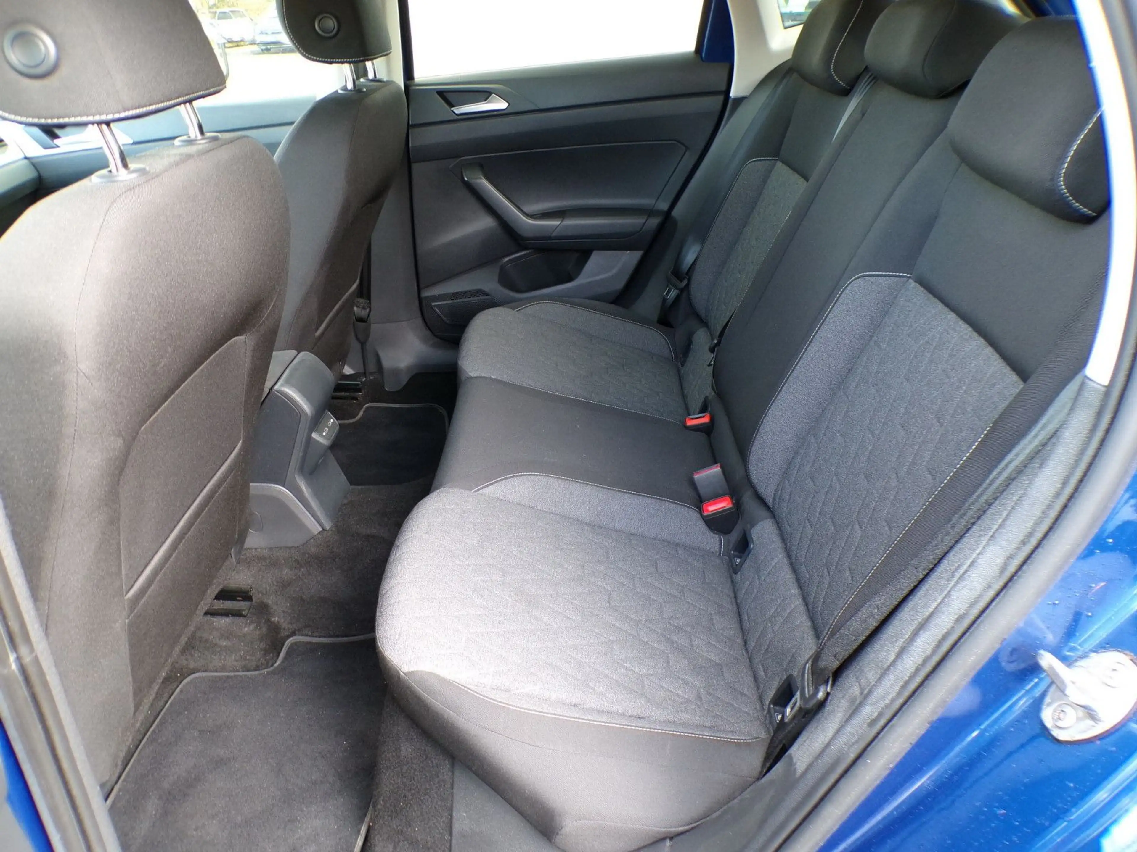 Volkswagen Polo VI Move — photo 11