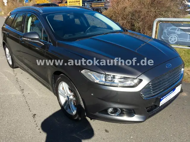 Ford Mondeo view 3