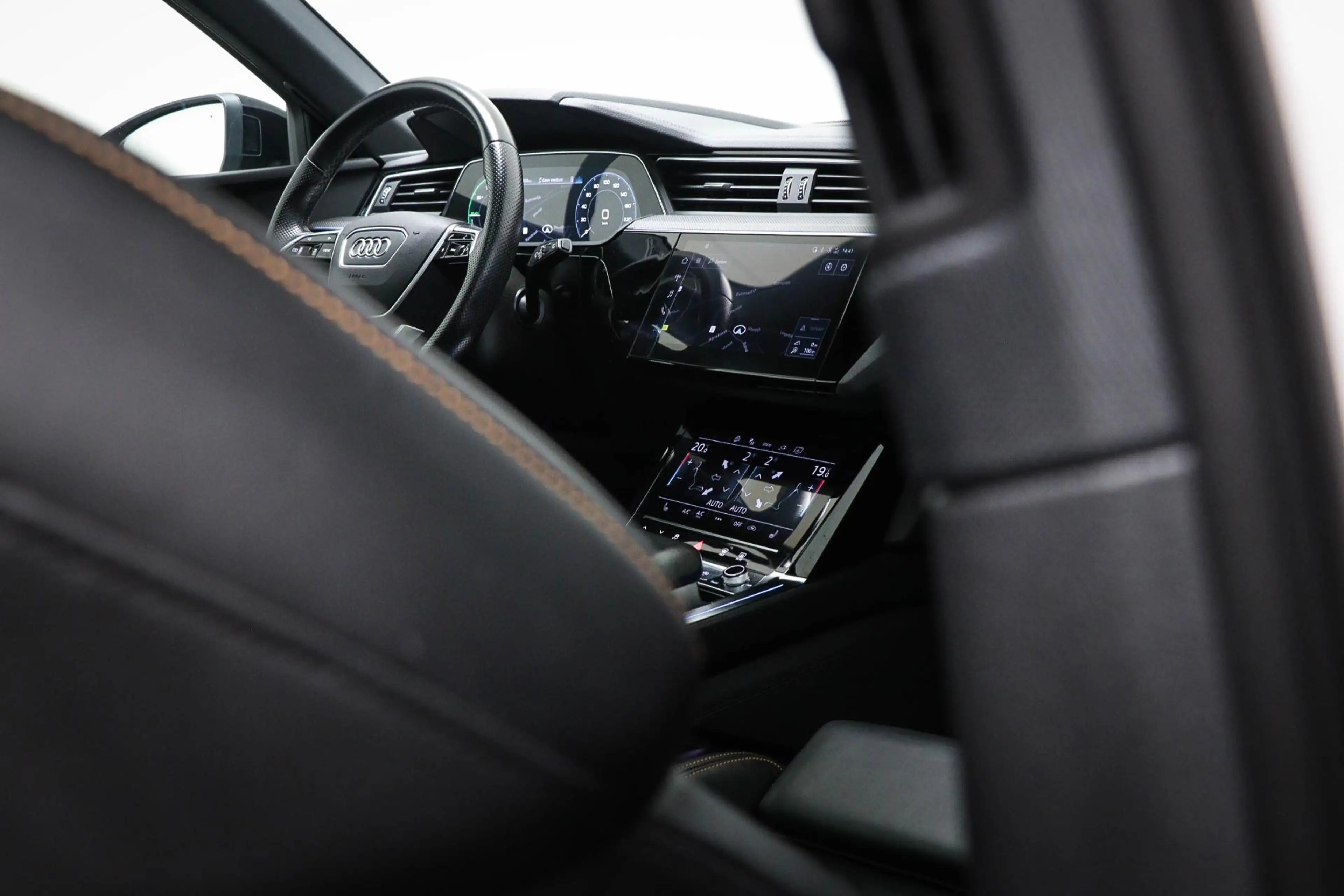 Audi e-tron 55 S-line quattro 300kW | SOH 95% | PANORAMADAK | — photo 15