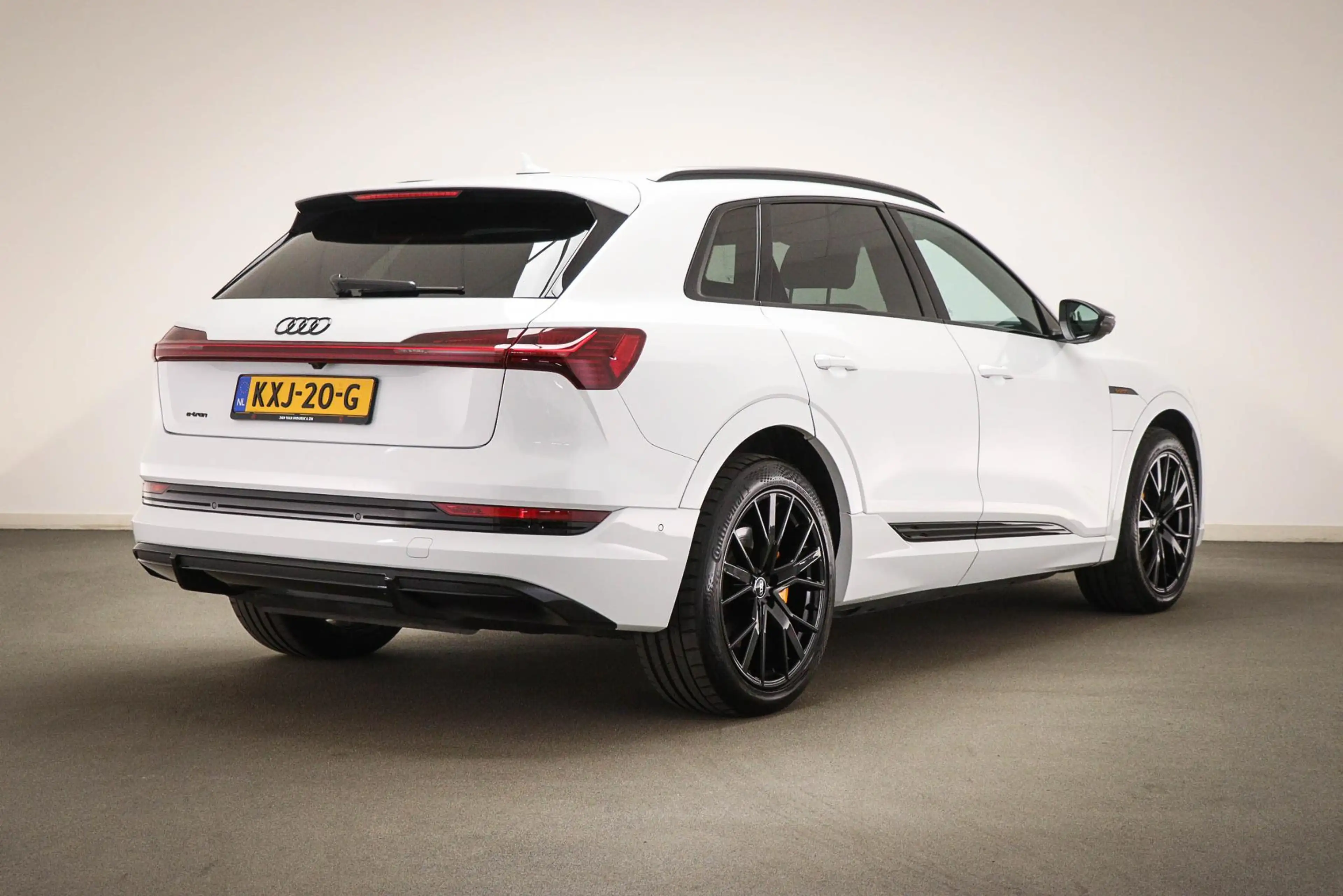 Audi e-tron 55 S-line quattro 300kW | SOH 95% | PANORAMADAK | — photo 2
