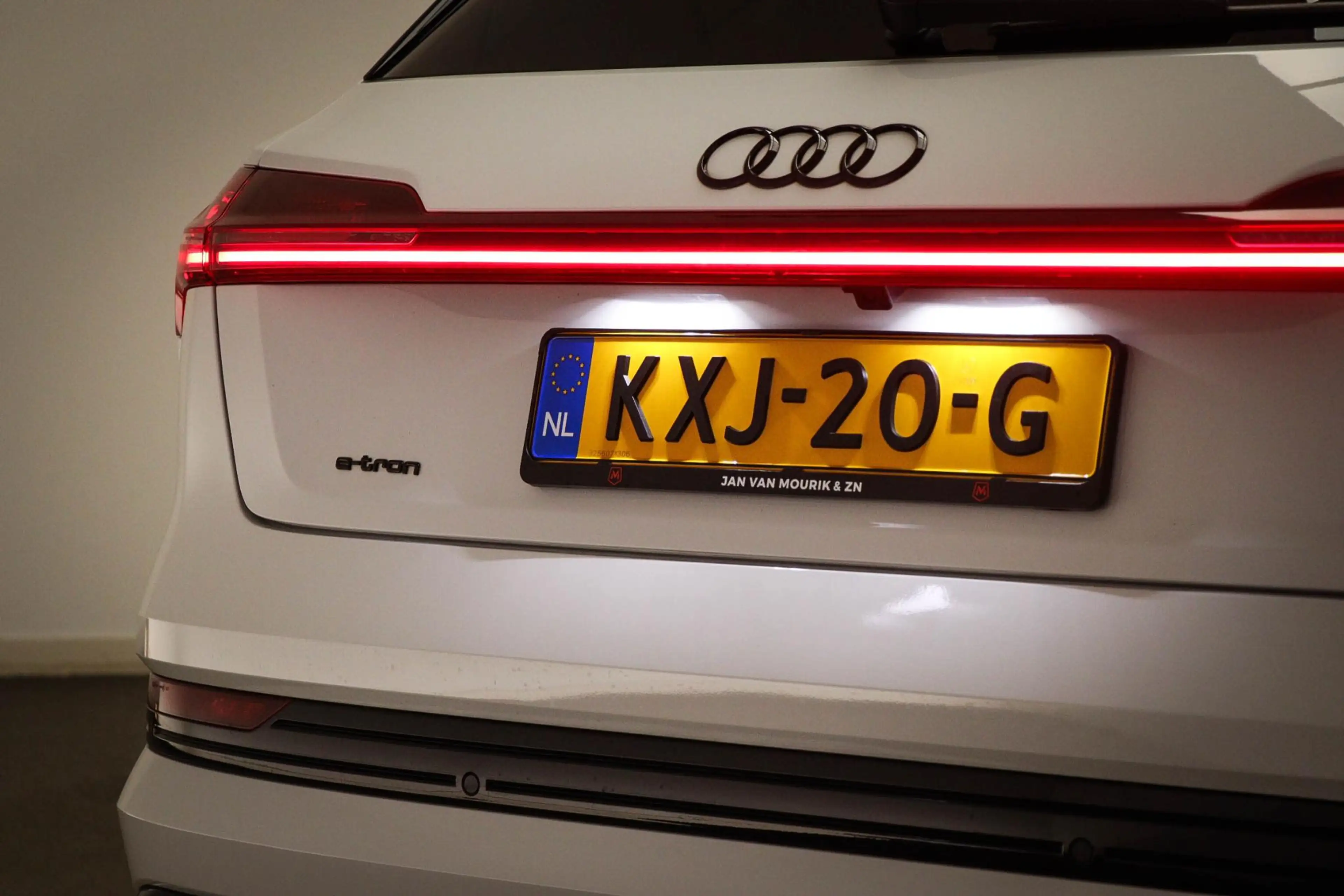 Audi e-tron 55 S-line quattro 300kW | SOH 95% | PANORAMADAK | — photo 27