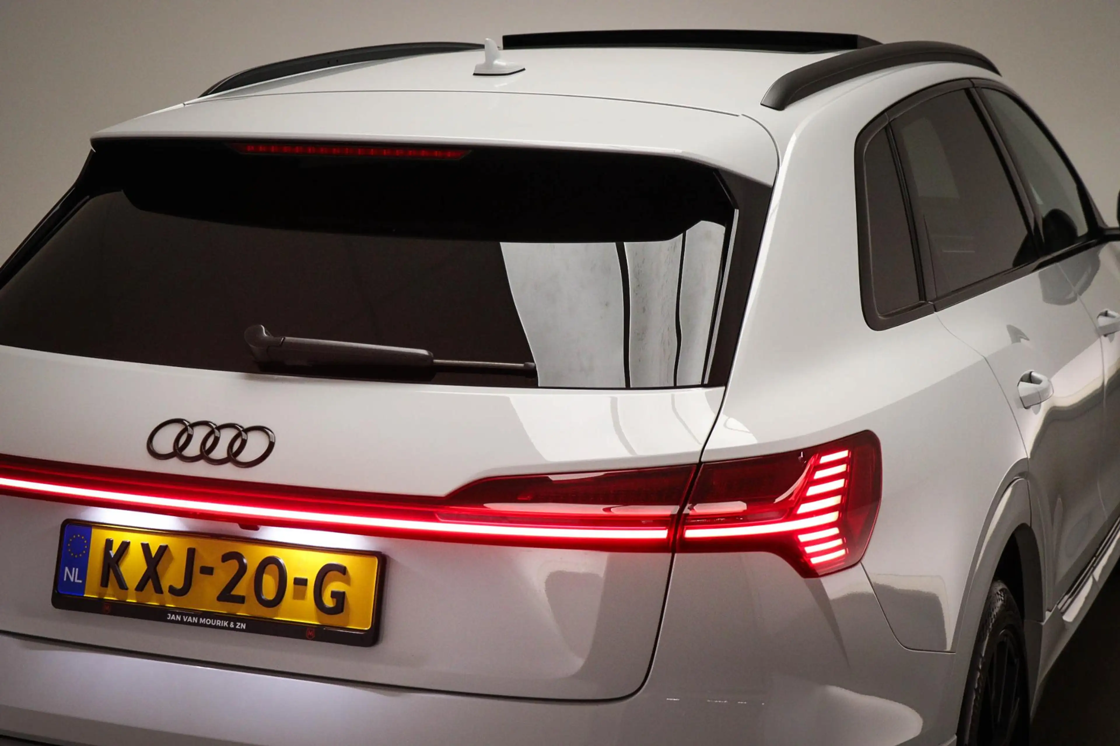 Audi e-tron 55 S-line quattro 300kW | SOH 95% | PANORAMADAK | — photo 26