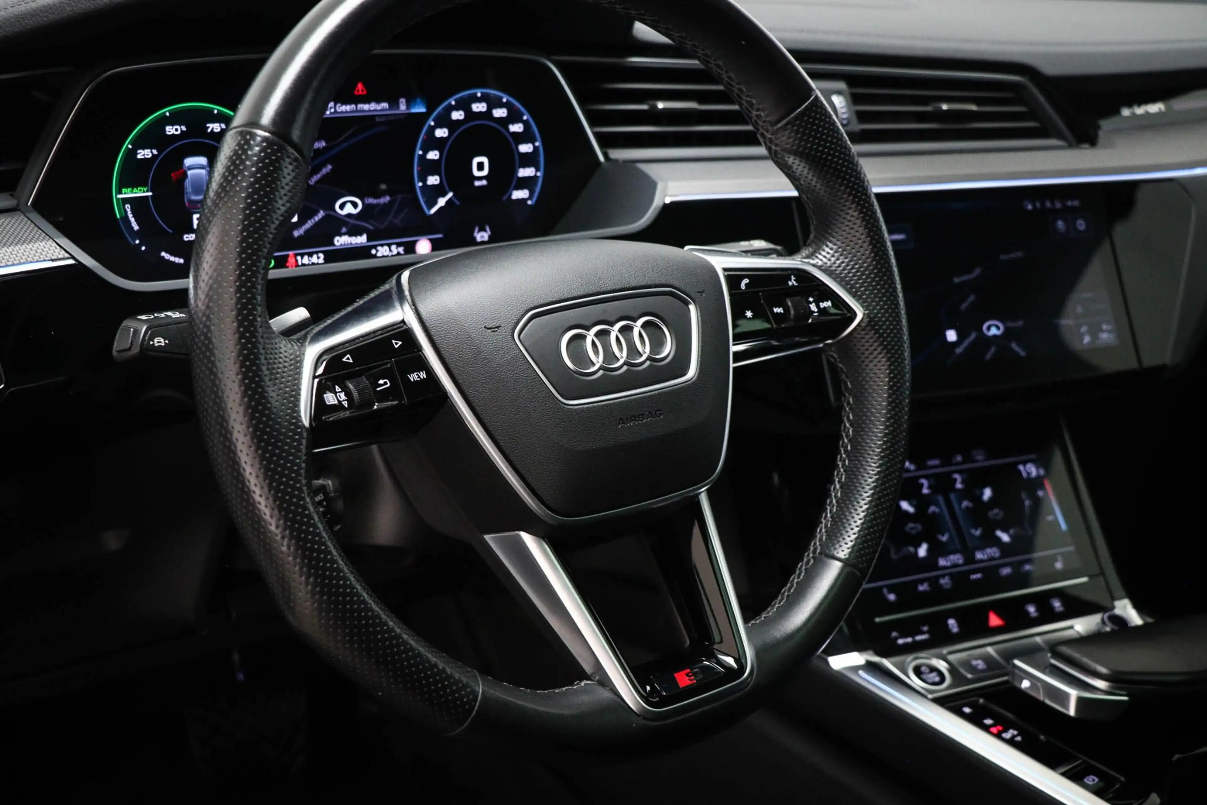 Audi e-tron 55 S-line quattro 300kW | SOH 95% | PANORAMADAK | — photo 36