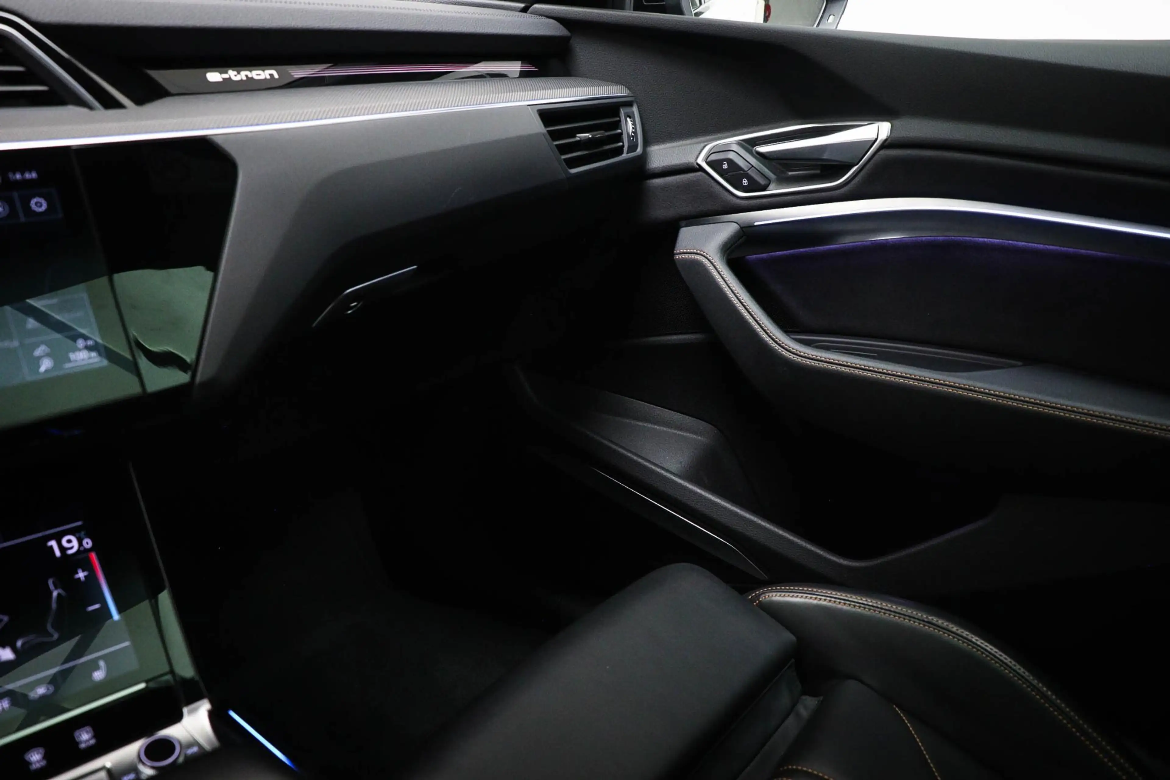 Audi e-tron 55 S-line quattro 300kW | SOH 95% | PANORAMADAK | — photo 40
