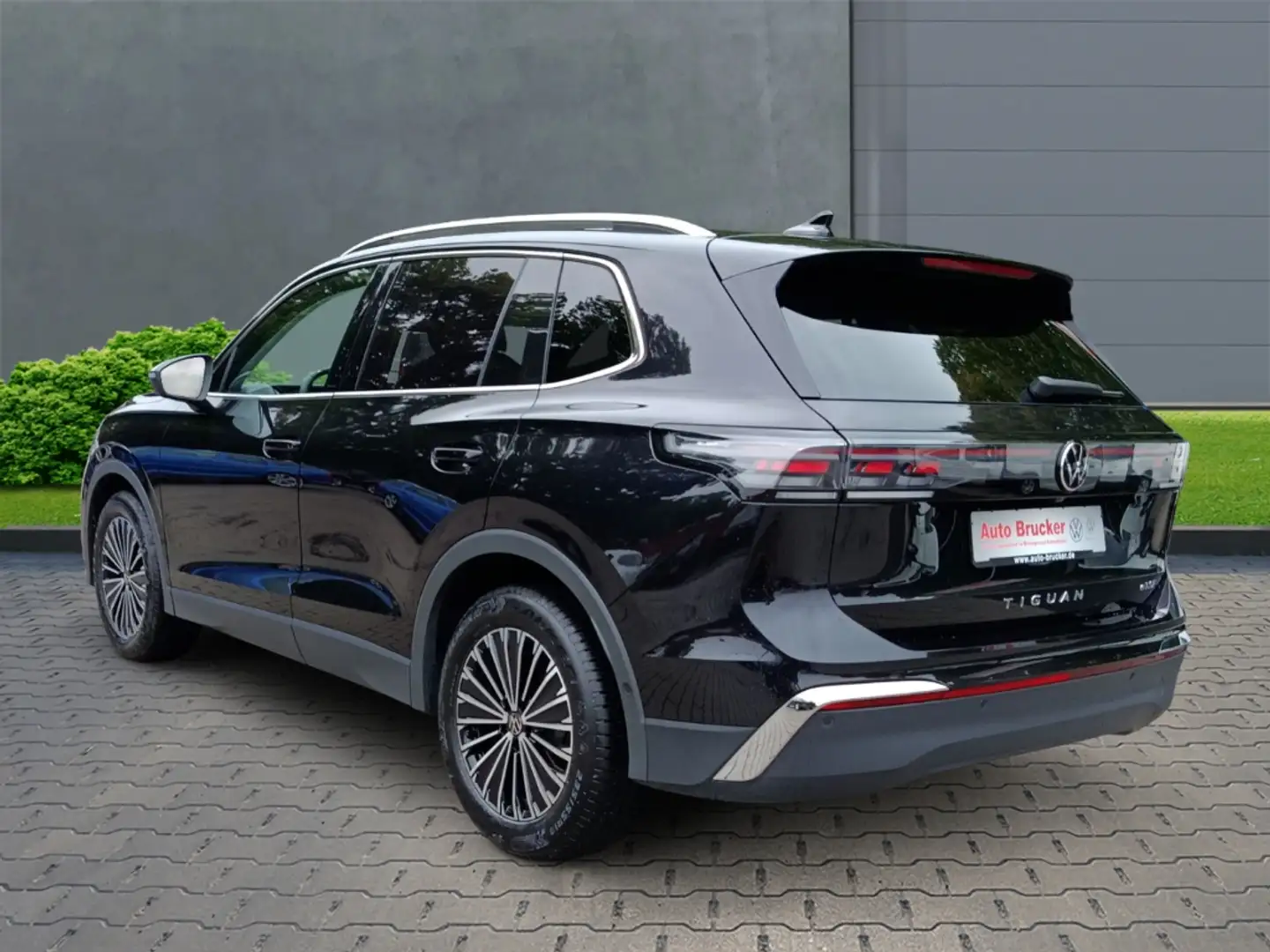 Volkswagen Tiguan 1.5 eTSI 110 kW+Anhängerkupplung+Klimaautomatik+Ma Schwarz - 2