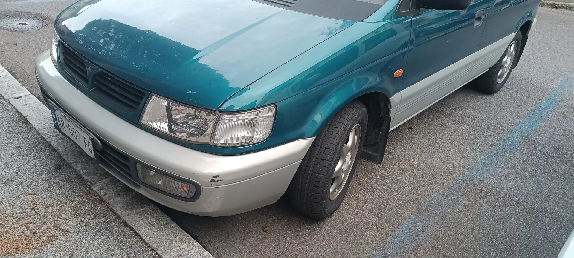 Mitsubishi Space Runner 1.8 16v GLXi Executive 2wd Blau - 1