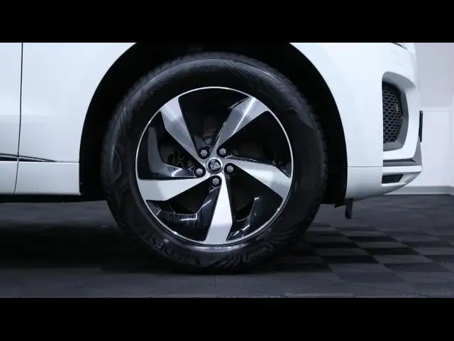 Jaguar F-Pace view 10