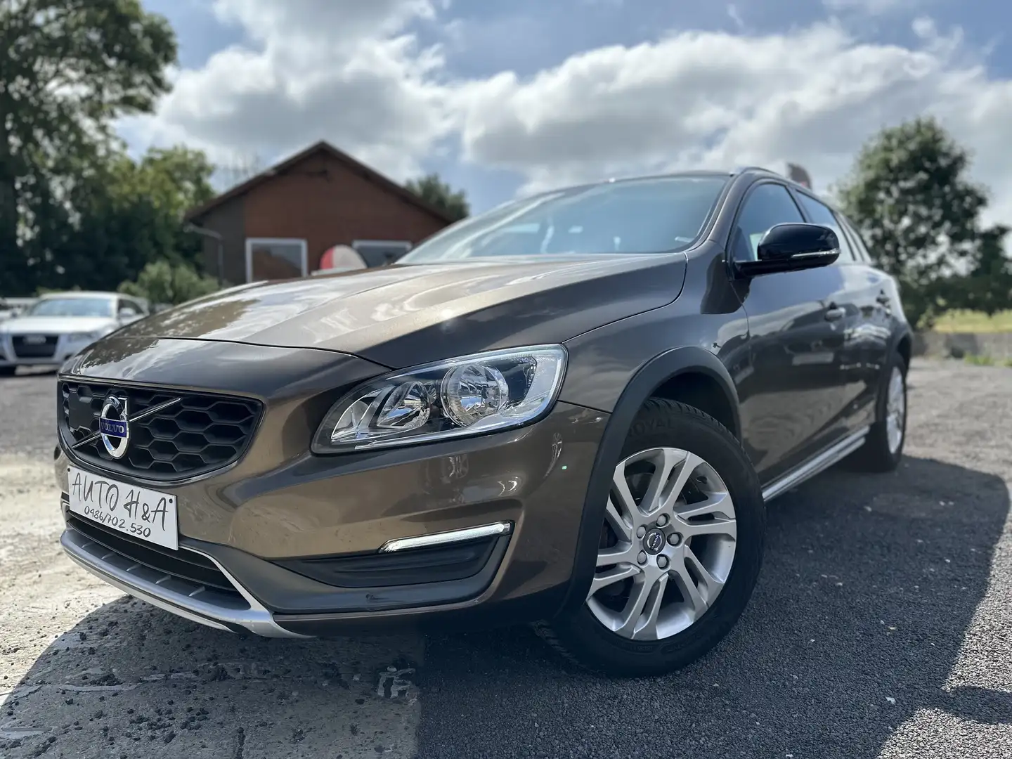 Volvo V60 Cross Country 2.0 D3 Momentum EURO6b CARNET OK TRES PROPRE Brun - 1