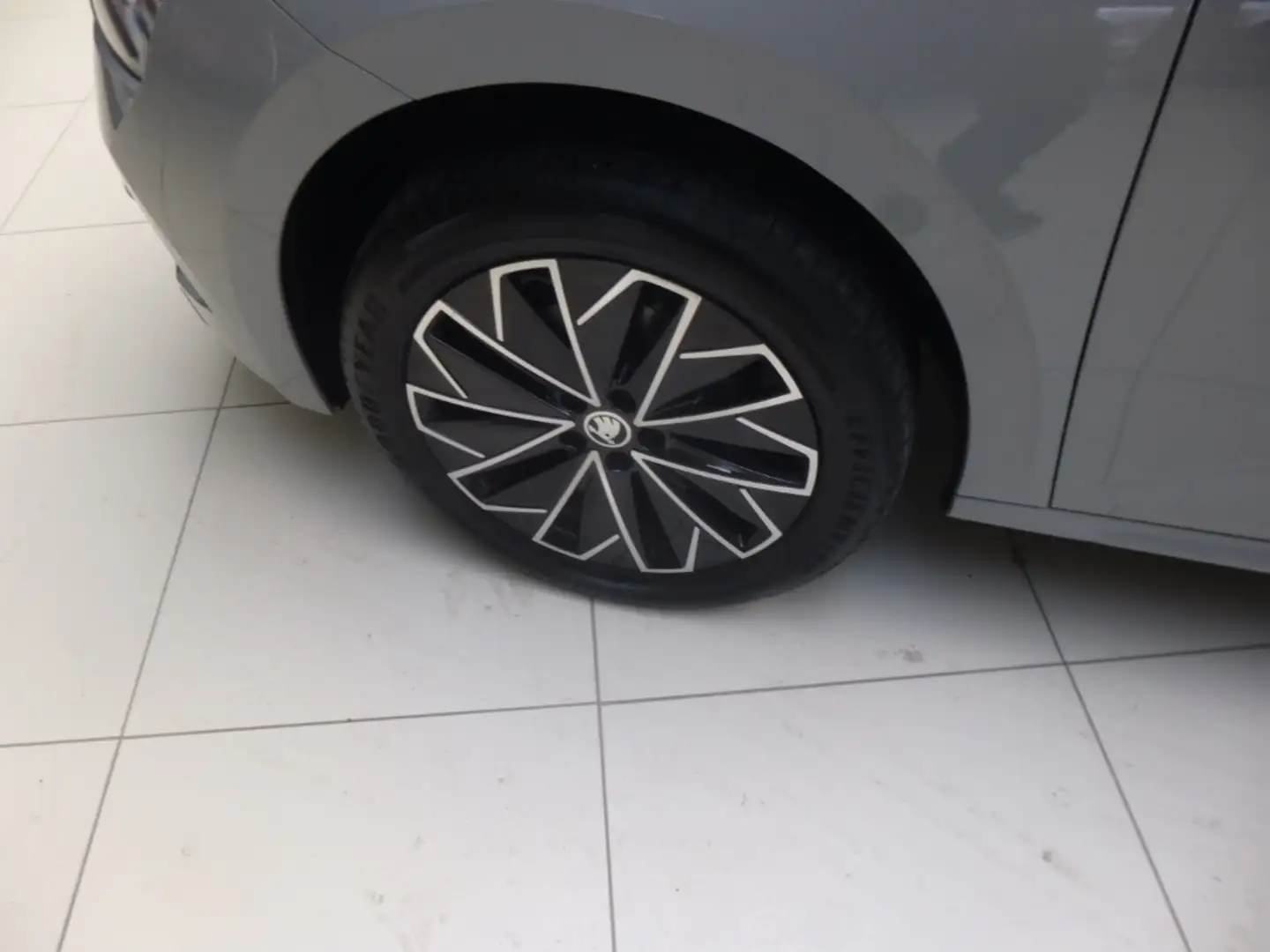 Skoda Kamiq Drive 125 Grau - 2