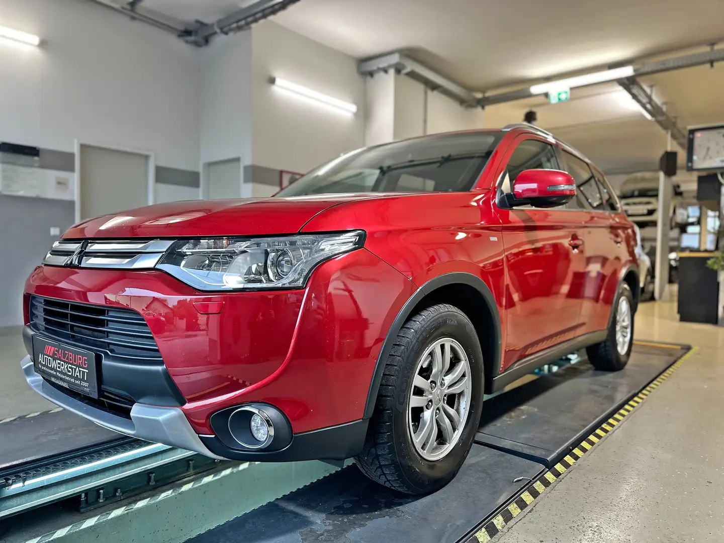 Mitsubishi Outlander 2,2 Intense+ Aut. 4WD 7-Sitzer | 1.Hand | 8-fach Rouge - 2