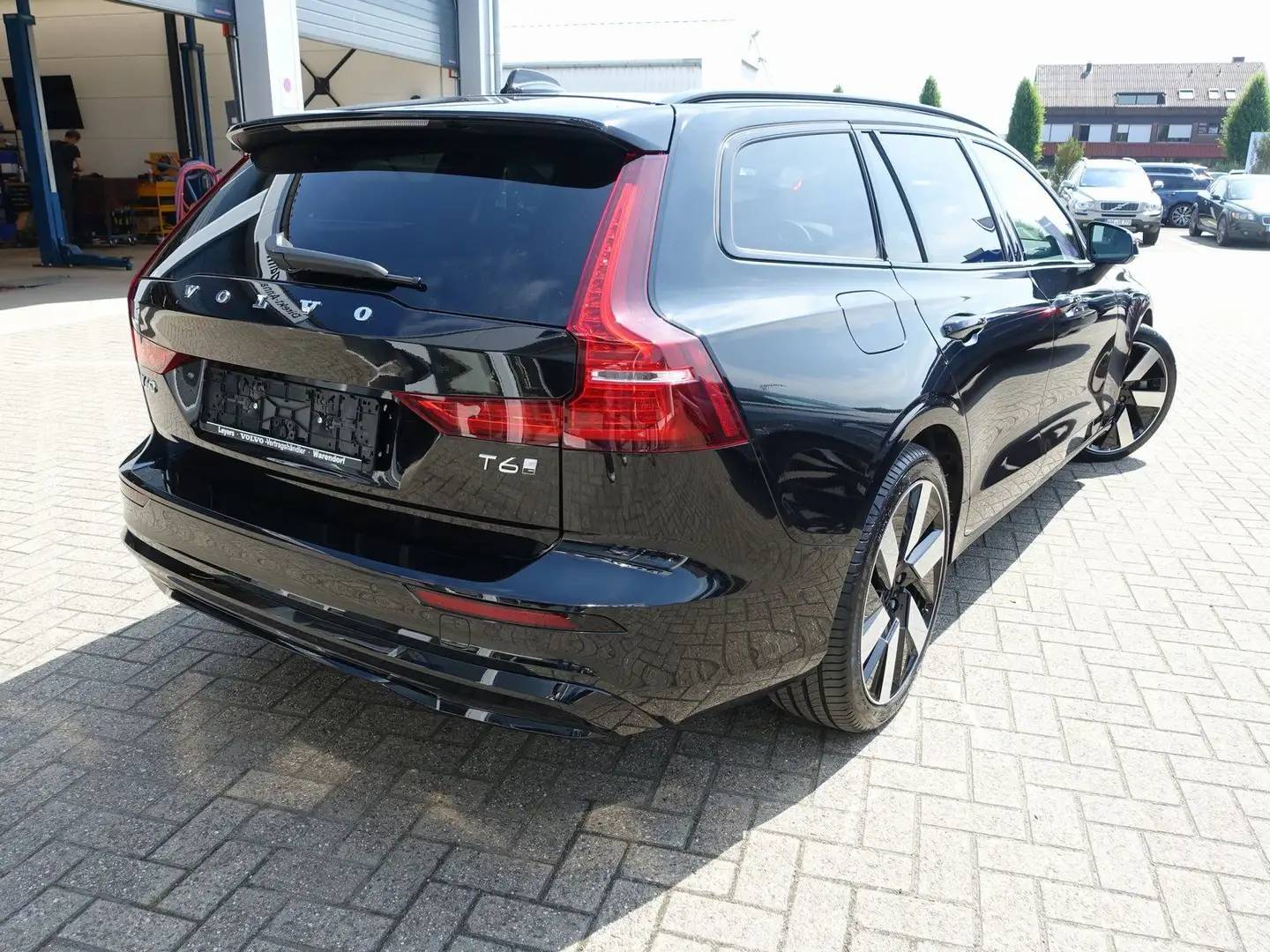Volvo V60 Plus T6 AWD/Pano/H&K/360°/Head-UP/Memory Schwarz - 2
