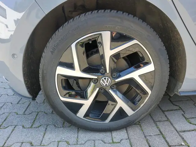 Volkswagen Id.3 view 6