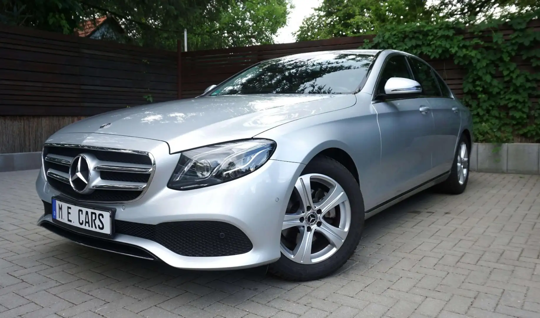 Mercedes-Benz E 220 AHK Klimaau Scheckh Kamera Navi Totw Fernl Gris - 1