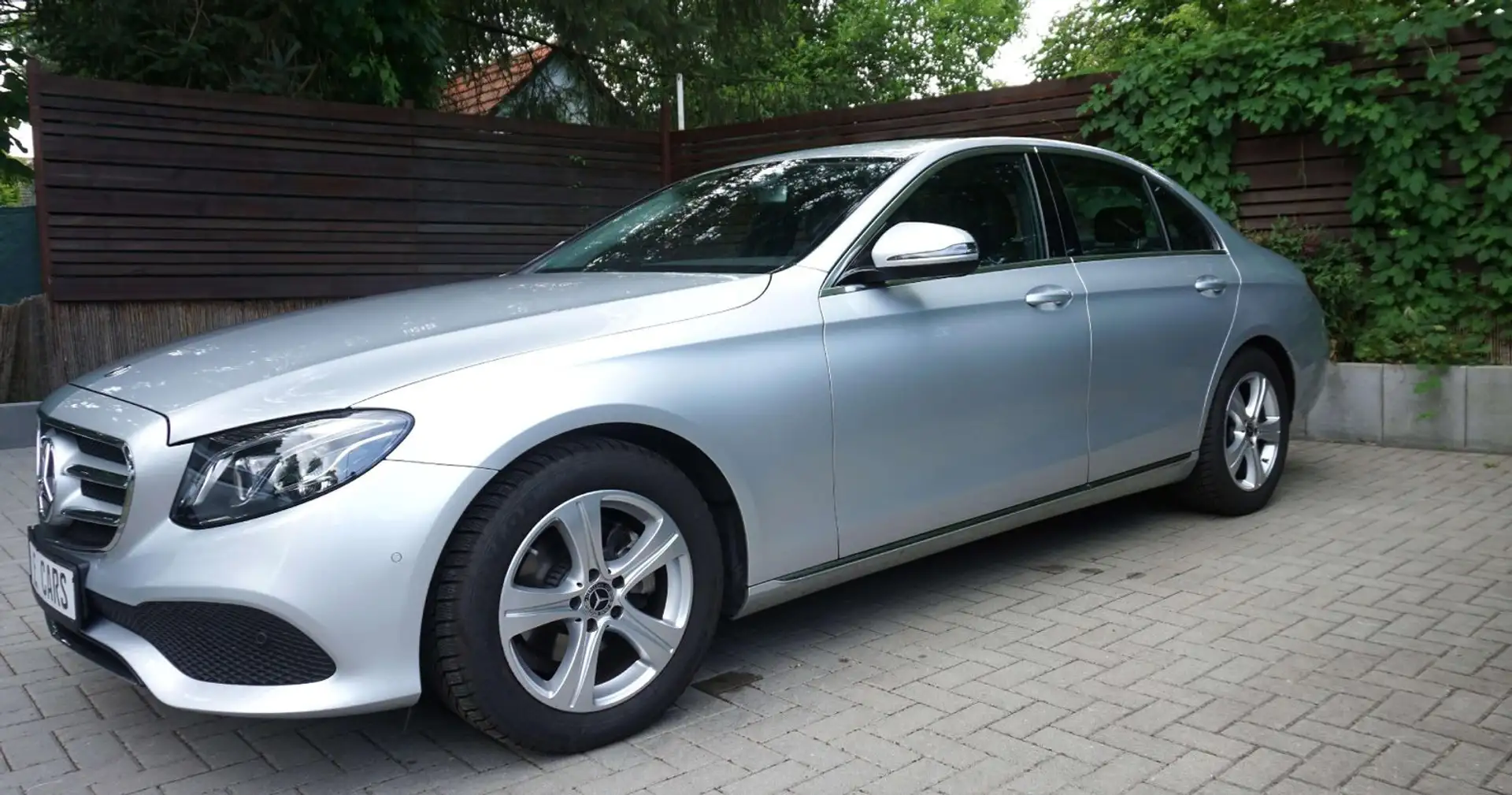 Mercedes-Benz E 220 AHK Klimaau Scheckh Kamera Navi Totw Fernl Gris - 2