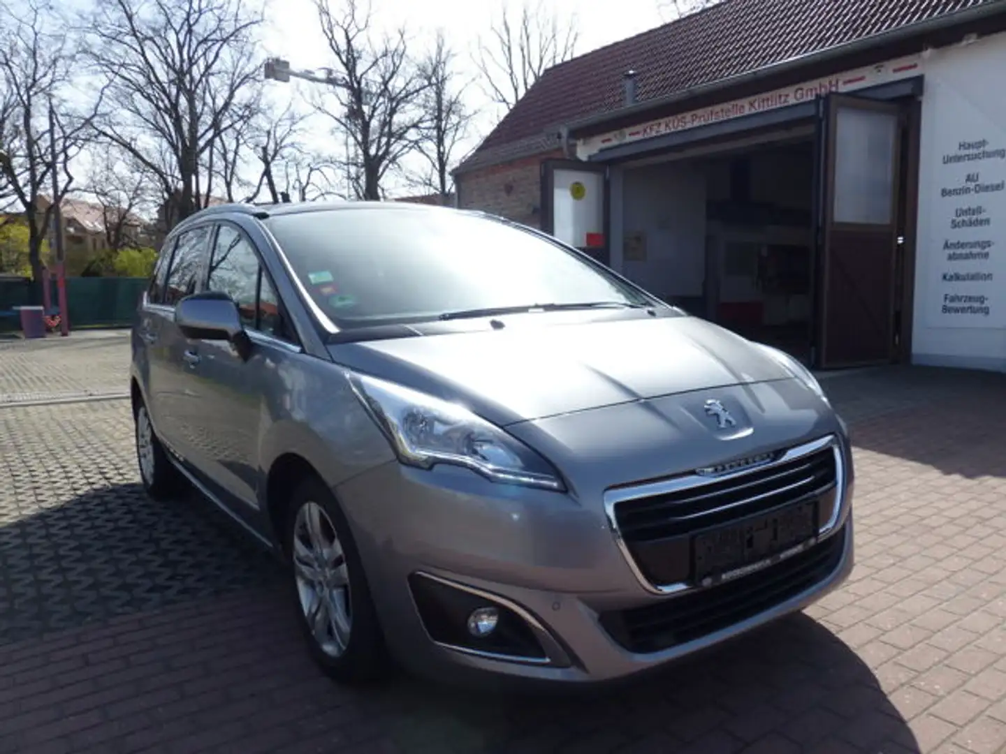 Peugeot 5008 1.6 Blue-HDi  Autom. Navi,Tempo 7-Si., AHK Grau - 2