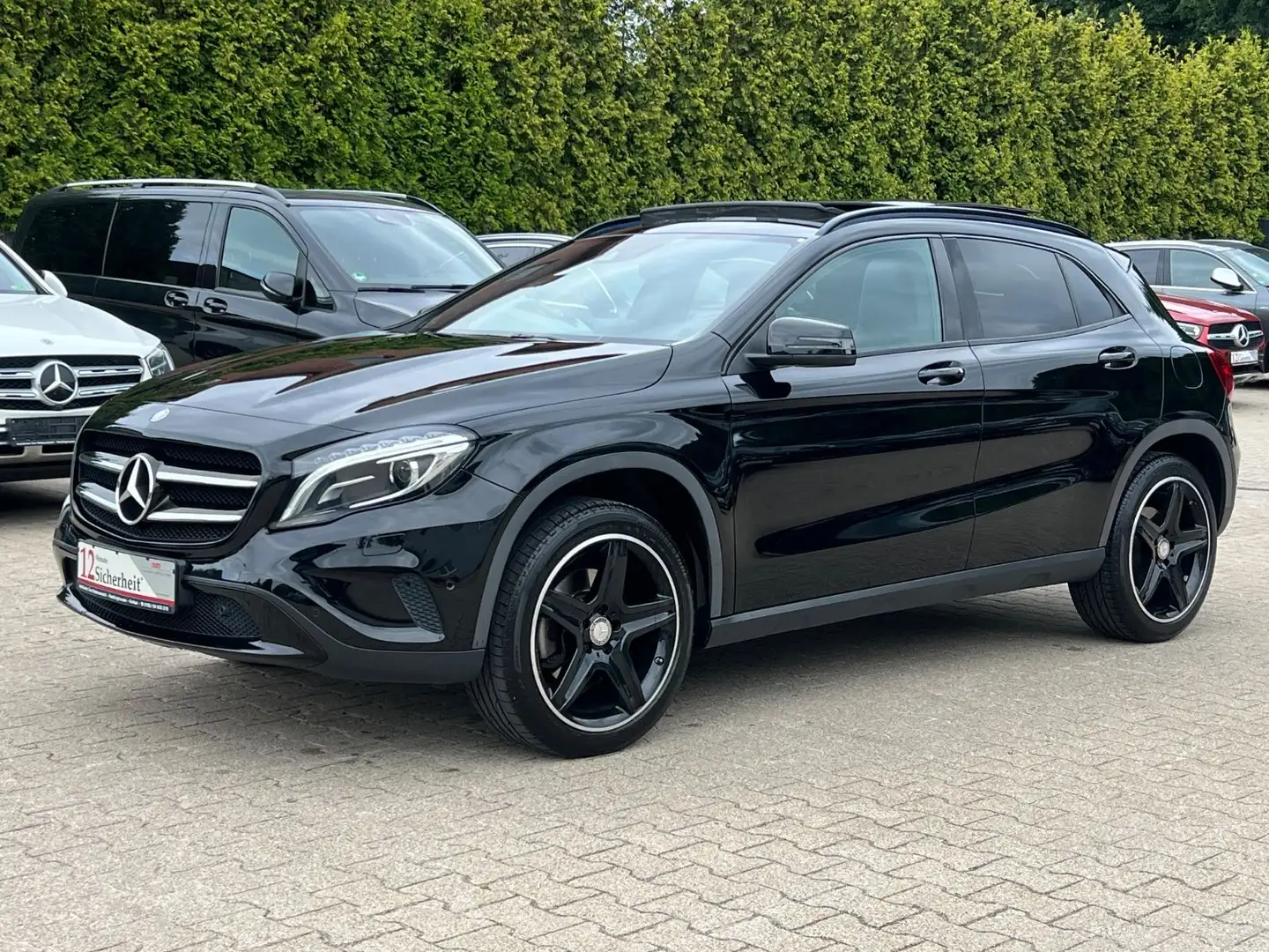 Mercedes-Benz GLA 250 GLA250 7G-DCT URBAN Score-AMG ALU-PANODACH-R.CAM Černá - 1
