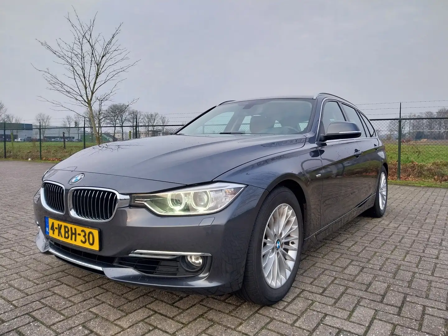 BMW 320 320i Touring Aut. Luxury Line - 2