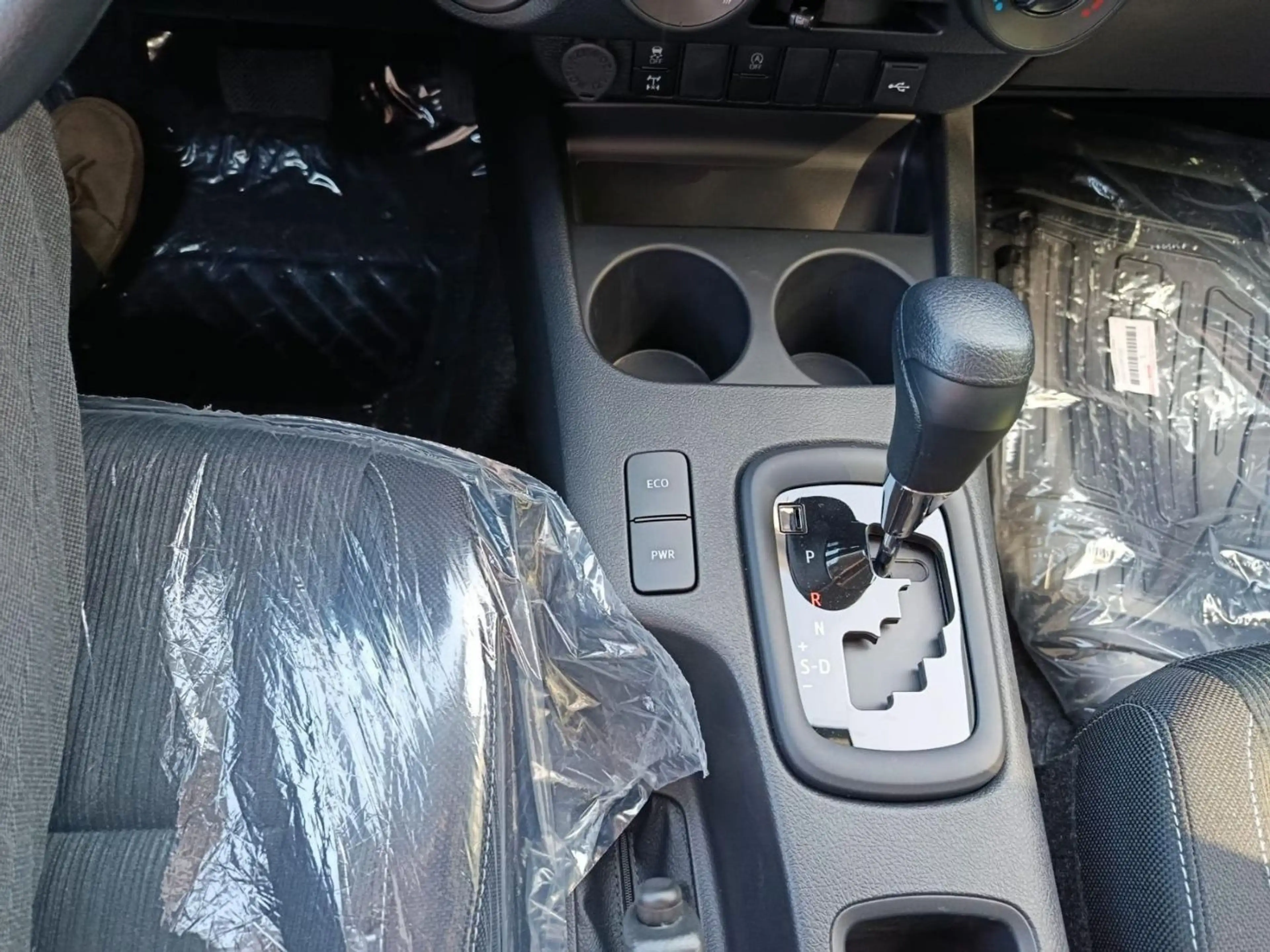 Toyota Hilux 2.4 D-4D 4WD Aut. DoKa Klima Kamera Carpla — photo 2