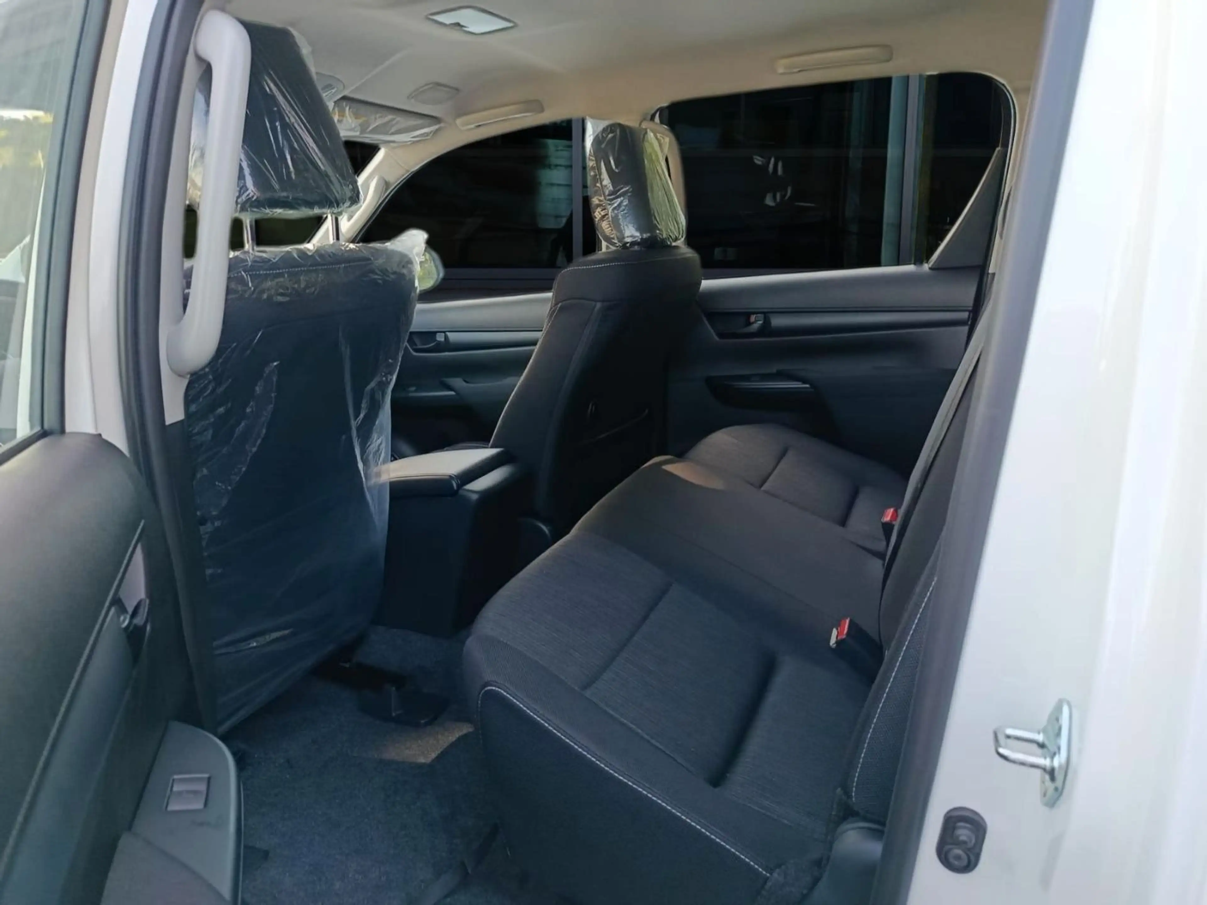 Toyota Hilux 2.4 D-4D 4WD Aut. DoKa Klima Kamera Carpla — photo 3