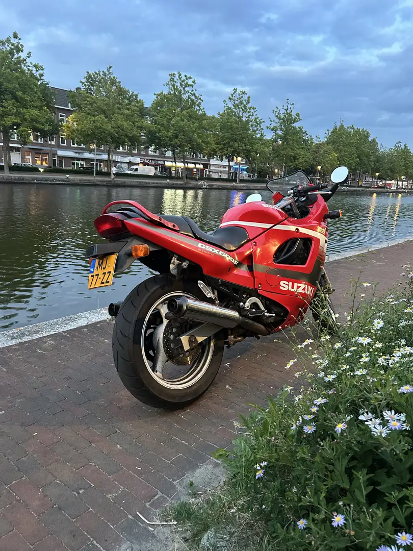 Suzuki GSX 600 Slingshot Rood - 1
