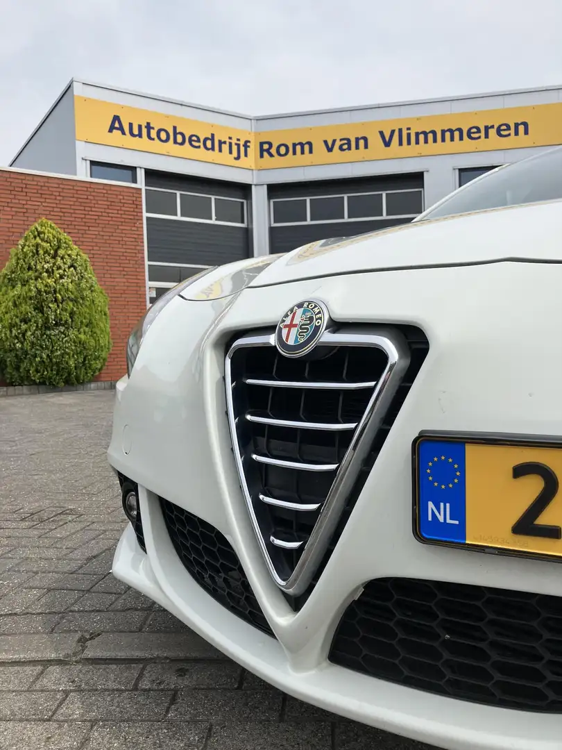 Alfa Romeo Giulietta 1.4 T Distinctive | 170 PK | Bomvol opties | Onder Wit - 2