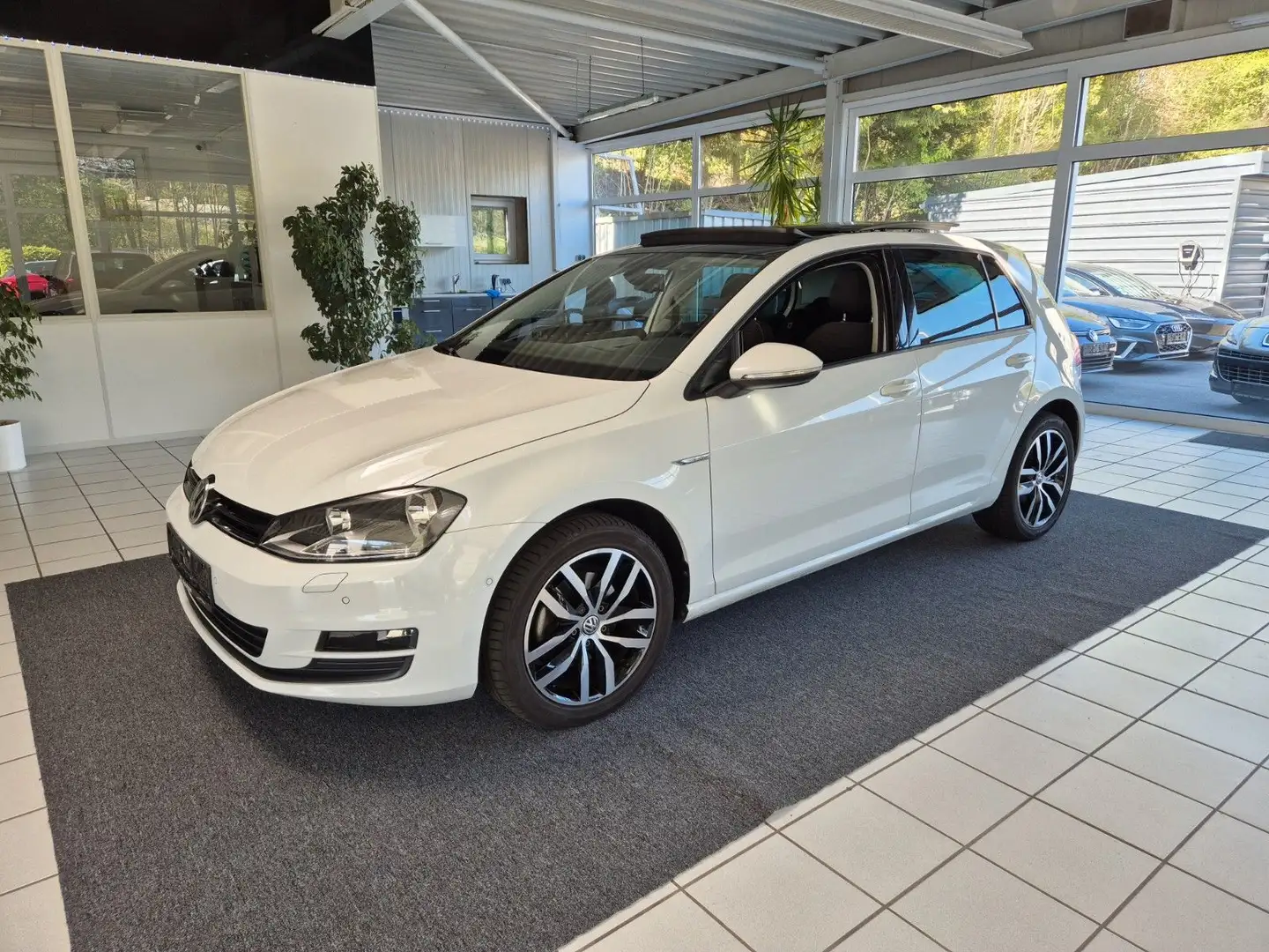 Volkswagen Golf VII Lim. Cup BMT*NAVI*PANO*STANDHZ*AHK*SHZ* Blanc - 1