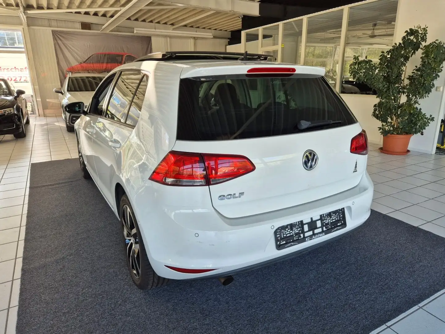 Volkswagen Golf VII Lim. Cup BMT*NAVI*PANO*STANDHZ*AHK*SHZ* Blanc - 2
