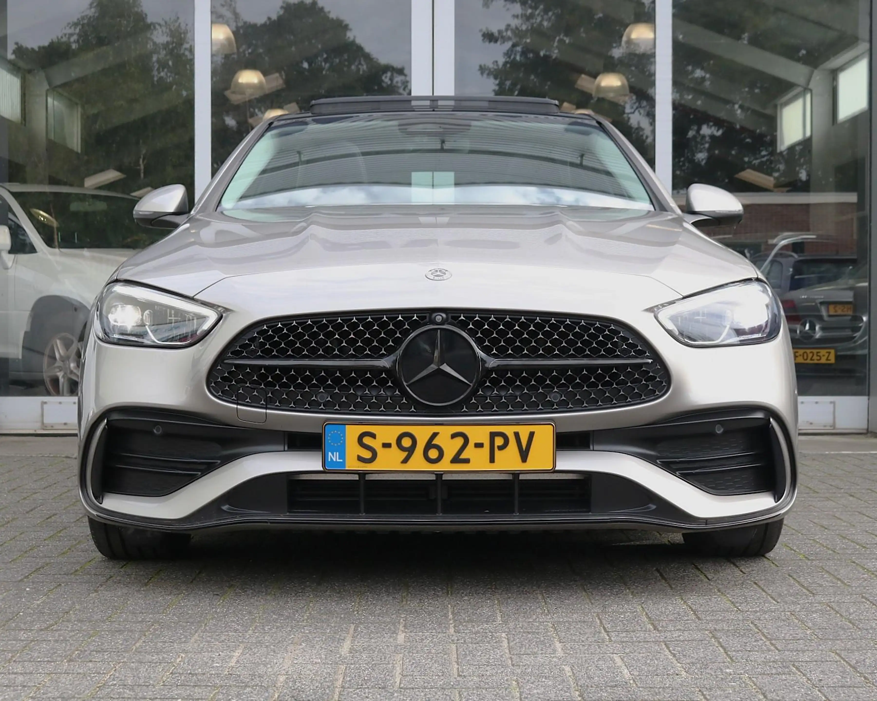 Mercedes-Benz C 200 AMG Line — photo 11
