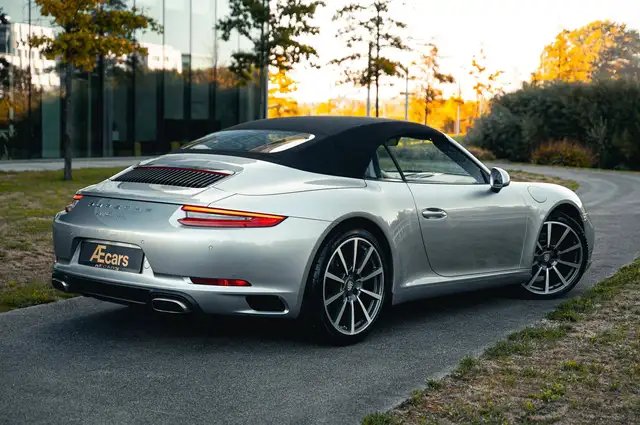 Porsche 911 view 3