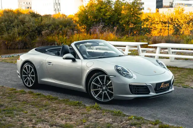 Porsche 911 view 4