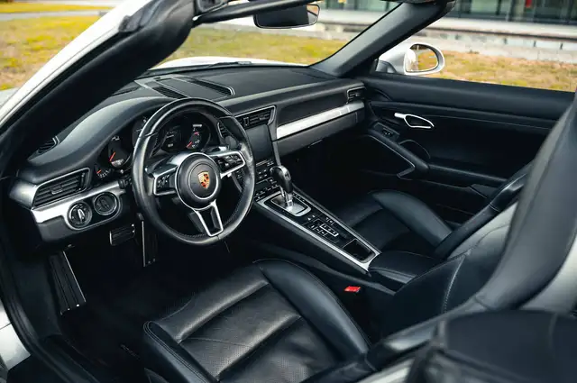 Porsche 911 view 15