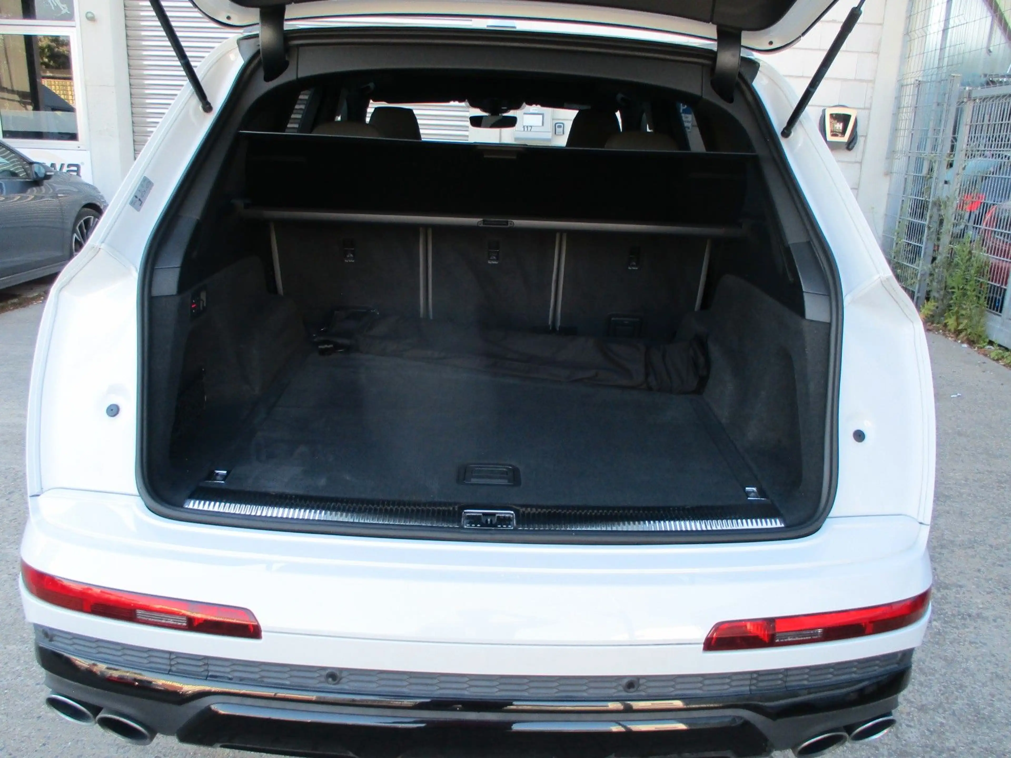 Audi SQ7 4.0 TDI quattro — photo 12