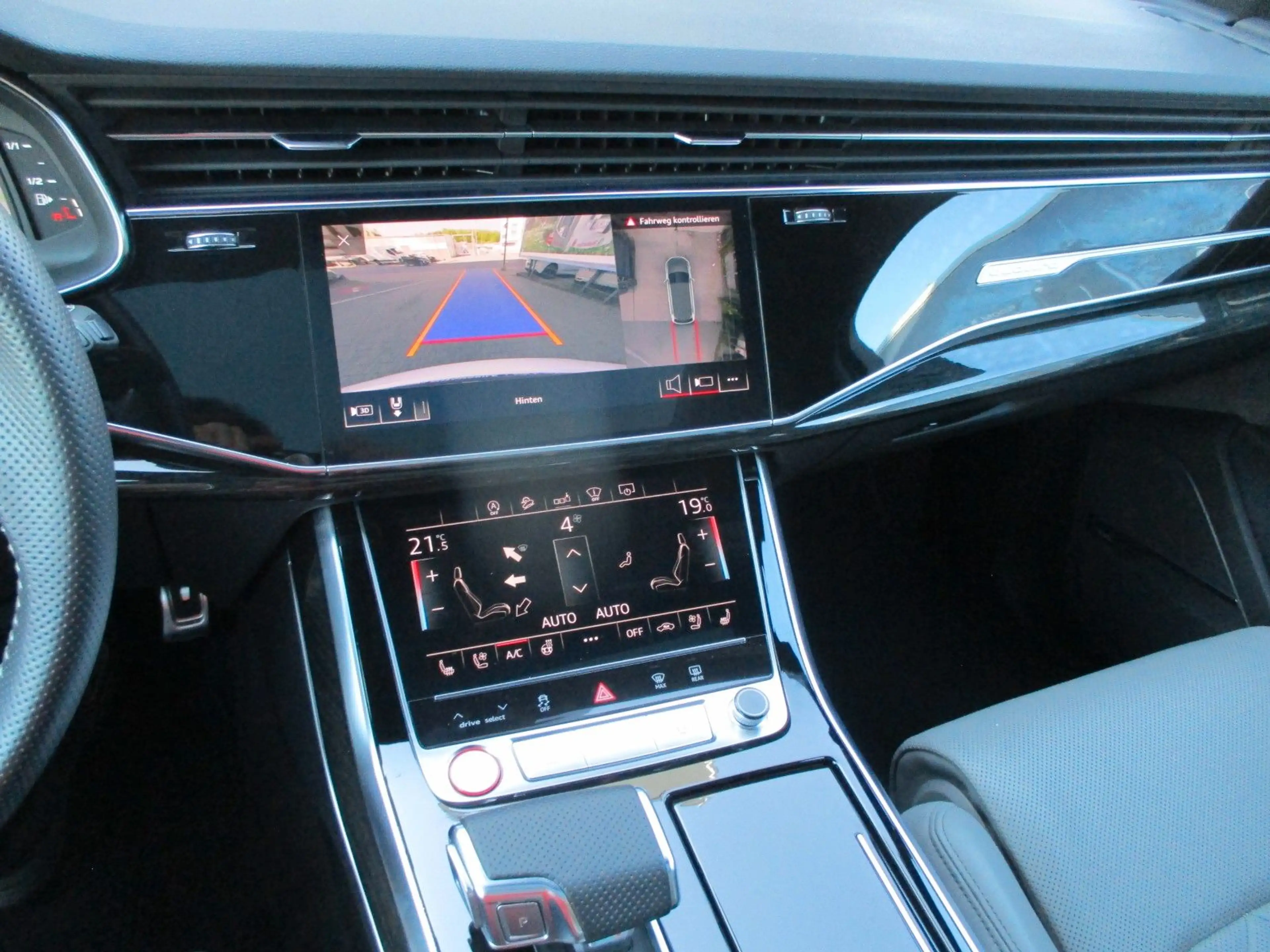 Audi SQ7 4.0 TDI quattro — photo 11