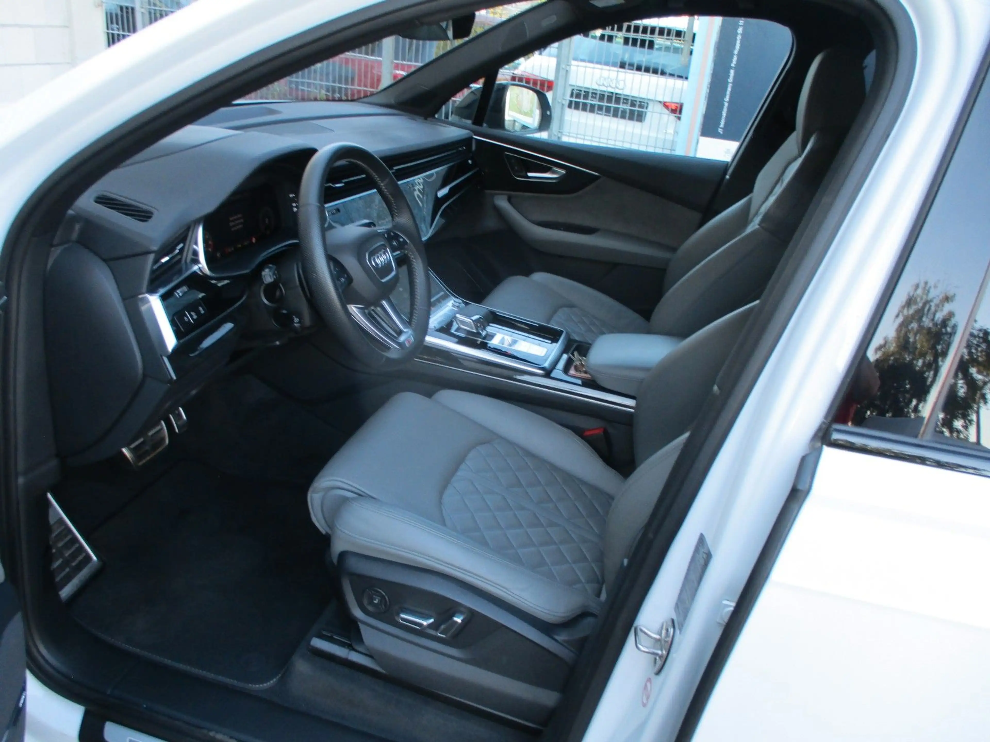 Audi SQ7 4.0 TDI quattro — photo 6