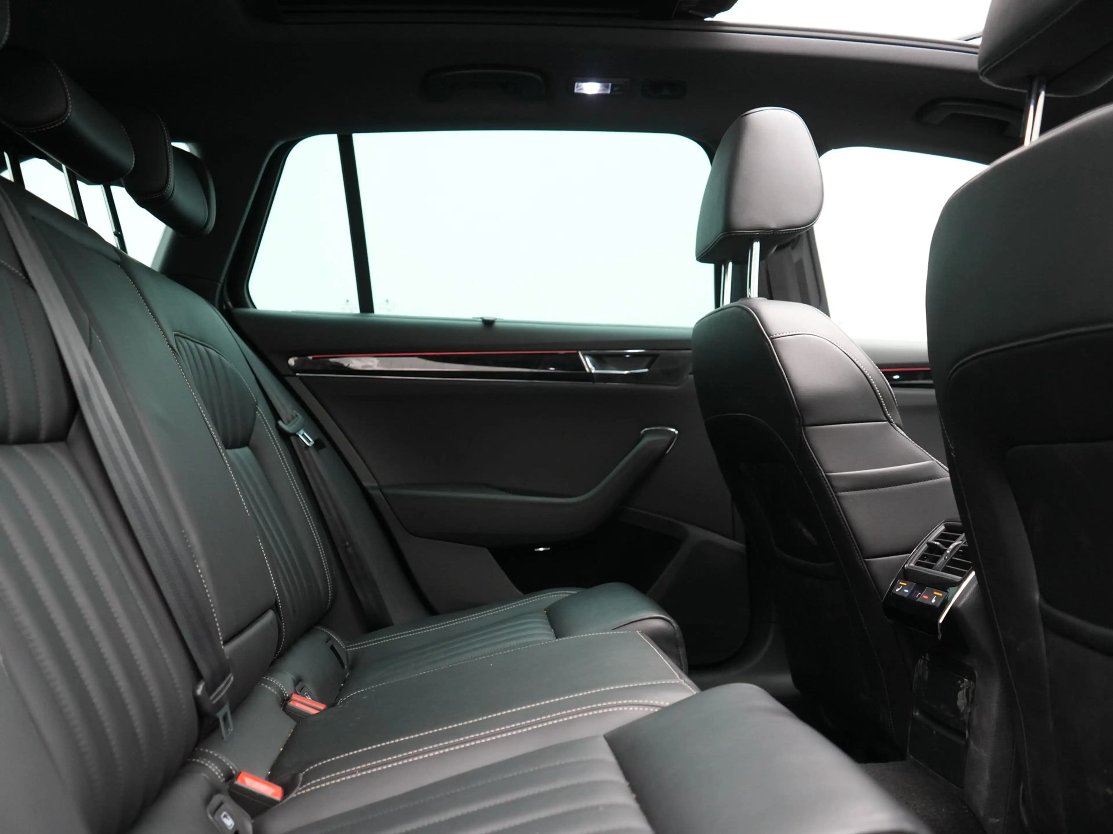 Skoda Superb Combi 1.4 TSI iV Laurin & Klement PHEV 218pk | Tre — photo 6