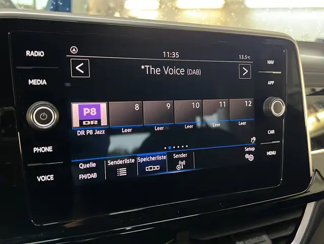 Volkswagen T-Roc view 9