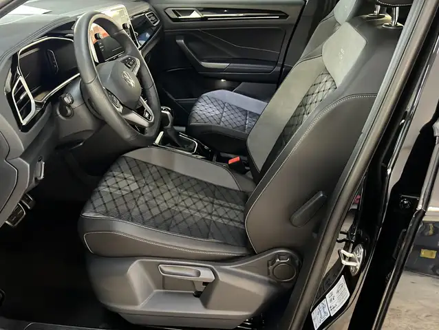 Volkswagen T-Roc view 3