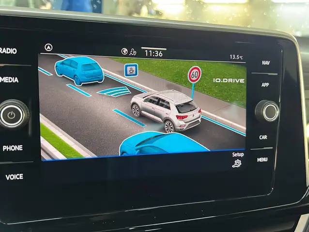 Volkswagen T-Roc view 14