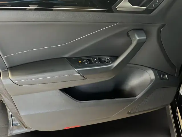 Volkswagen T-Roc view 6