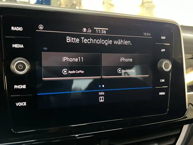 Volkswagen T-Roc view 11