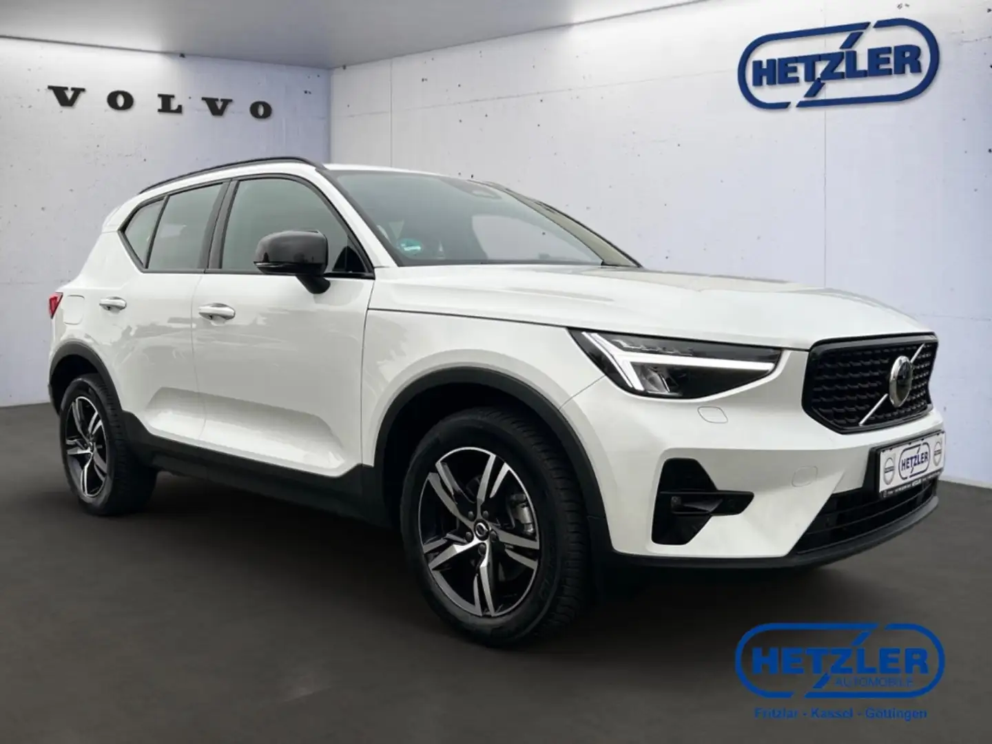 Volvo XC40 Plus Dark 2WD B4 EU6d ACC StandHZG DAB HarmanKardo Weiß - 2