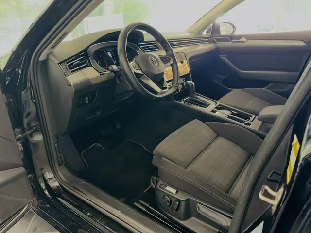 Volkswagen Passat view 9