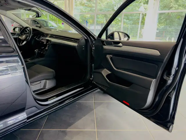Volkswagen Passat view 13